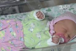 Мать бросила новорожденную в холодном подъезде (видео)