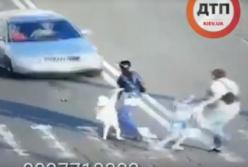Пьяный водитель сбил семью с детьми на переходе в Киеве (видео)