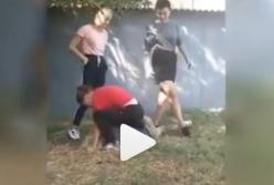 Били руками и ногами: в Никополе девушки жестоко поиздевались над подругой (видео)