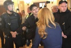 Депутатов облили экскрементами в горсовете Николаева (видео)