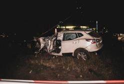 В Киеве автомобиль вылетел с дороги и завалил столб, пострадали три человека (видео)