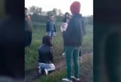 Подростки избили и поставили на колени девушку с инвалидностью (видео)