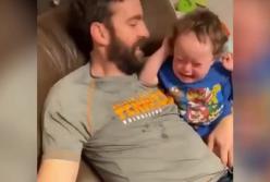 Эмоциональная реакция мальчика на новорожденного братика растрогала Сеть (видео)
