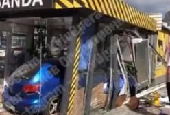 В Киеве автомобиль въехал в кофейню (видео)