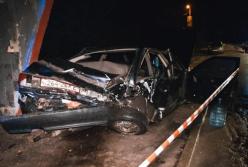 В Киеве столкнулись два автомобиля, один из которых отбросило в остановку (видео)