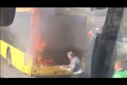 В Киеве на ходу загорелся троллейбус с пассажирами (видео)