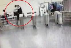Мужчина ударил полицейского ножом в метро Харькова (видео)
