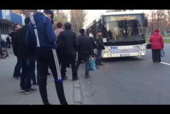 В Запорожье в салон автобуса впустили больше 10 человек после звонка по телефону (видео)