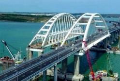 Чтобы не развалился Крымский мост, оккупанты ввели жесткое ограничение (видео)