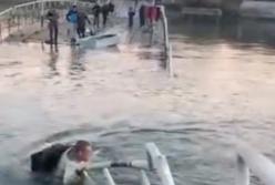 В России мост рухнул под воду: люди перебираются вплавь на другой берег (видео)