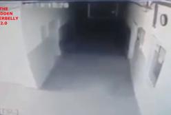 Привидение преследующее девушку попало на видео