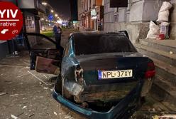 В Киеве автомобиль на скорости протаранил киоски (видео)