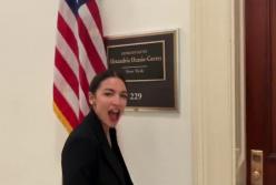 Самая молодая конгрессвумен США станцевала в здании Конгресса в ответ на критику (видео)