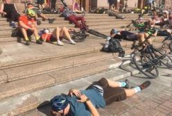 Велосипедисты провели лежачий митинг под КГГА (видео)