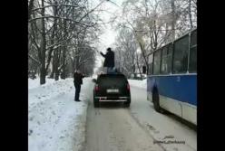 Как в Черкассах мужчина прыгнул с троллейбуса на крышу автомобиля (видео)