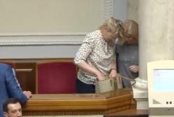Геращенко примеряла драгоценности, пока Рада проводила голосование за законопроект Зеленского (видео)