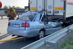 Под Борисполем авто влетело в фуру, погибли двое людей (видео)