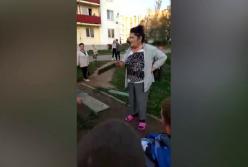 Суровые российские пенсионерки снесли скрипящие качели (видео)