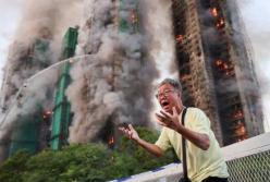 Люди згоряють заживо: у Гонконзі полум’я охопило повністю одразу 4 висотки в ЖК (відео)