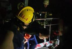 В Киеве сняли мужчину с высотной электроопоры (видео)