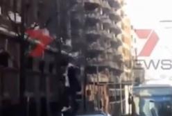 "Убейте меня! Аллах акбар!"- окровавленный мужчина размахивал ножом в центре одной из столиц (видео)