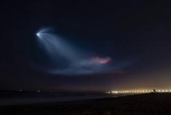 Зрелищное видео возвращения ступени ракеты Илона Маска Falcon 9 к месту старта (видео)