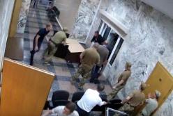 Неизвестные штурмом провались в здание НАБУ (видео)