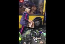 Надоело! Водитель автобуса сам ликвидировал стихийную торговлю на остановке (видео)