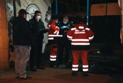 В Киеве на остановке возле метро умер мужчина (видео)