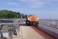 По стеклянному "мосту Кличко" уже ездят грузовики (видео)