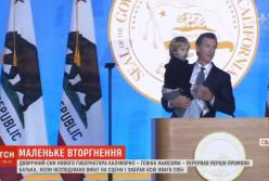 Двухлетний сын губернатора Калифорнии затмил отца на инаугурации (видео)