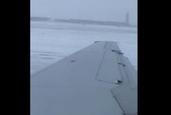 Пассажир снял посадку самолета на "лед" (видео)