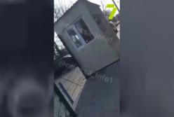 В Одессе из окна многоэтажки выпал человек (видео)