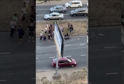 В Одессе мотоциклист сбил женщину с детьми (видео)