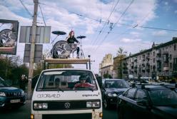 Когда стоишь в пробке: барабанщица развлекала киевлян на крыше авто (видео)