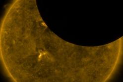 NASA показало необычные покачивания Луны (видео)