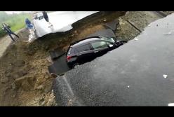 Автомобиль на ходу провалился в промоину на трассе (видео)