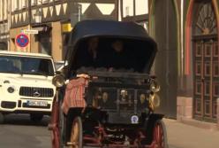 125-летний автомобиль: на ходу и со знаками (видео)