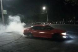 В Николаеве, несмотря на карантин, устраивают ночные многолюдные «дрифт-пати» (видео)