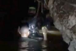 Илон Маск спустился в пещеру в Таиланде, где работают спасатели (видео)