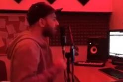 Чеченец поет украинскую песню "Плакала" (видео)