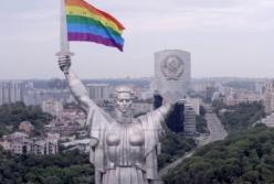 В Киеве Родину-мать украсили ЛГБТ-флагом (видео)