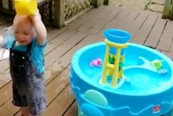 Реакция маленьких детей на воду  (видео)
