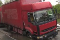 В Киеве под фурой провалился асфальт (видео)