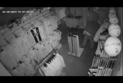 За 60 секунд: Дерзкое ограбление магазина в Полтаве попало на камеру (видео)