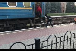 Постой, паровоз: сеть рассмешило видео неудачной погрузки багажа в поезд (видео)