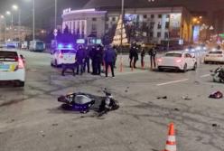 В Киеве произошло ДТП с участием Mercedes и двух курьеров на мопедах: есть пострадавший (видео)