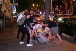 В Киеве массовая драка: фанаты "Ливерпуля" бросались камнями и бокалами (видео)