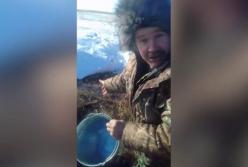 Перевернулся спиртовоз, местные черпают спирт из канавы (видео)
