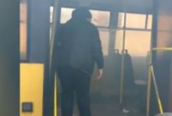 В Черновцах загорелся троллейбус с пассажирами (видео)